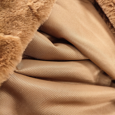 Il tessuto della pelliccia del Faux del poliestere 370 GSM Con affetto modella tosato per la coperta del cuscino