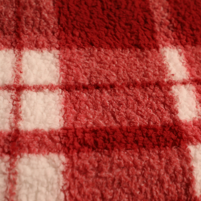 L'impianto a scacchiera ha stampato il tessuto rosso 250gsm del velluto di cotone per l'accappatoio